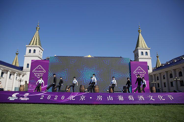 踩葡萄品紅酒首屆房山葡萄酒文化節(jié)開(kāi)幕